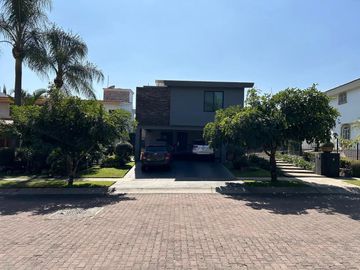 CASA EN VENTA BUGAMBILIAS
