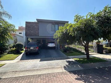 CASA EN VENTA BUGAMBILIAS