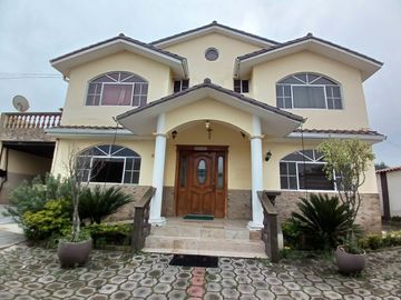 Casa y amplio terreno en venta en el Valle de los Chillos Fajardo