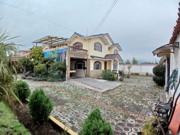 Casa y amplio terreno en venta en el Valle de los Chillos Fajardo