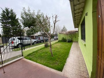 Excelente conectividad, a pasos del Metro Lo Ovalle y El Parrón, Amplio jardín.