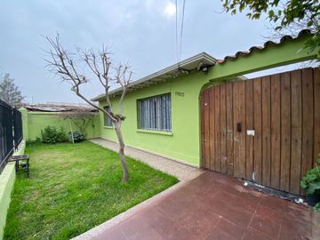 Excelente conectividad, a pasos del Metro Lo Ovalle y El Parrón, Amplio jardín.