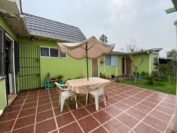 Excelente conectividad, a pasos del Metro Lo Ovalle y El Parrón, Amplio jardín.