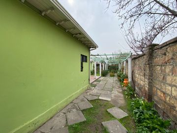 Excelente conectividad, a pasos del Metro Lo Ovalle y El Parrón, Amplio jardín.