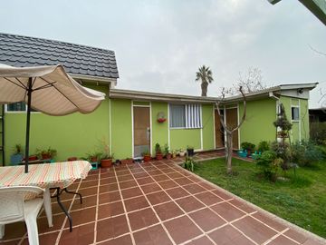Excelente conectividad, a pasos del Metro Lo Ovalle y El Parrón, Amplio jardín.