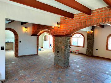 VENTA DE HERMOSA CASA EN OJO CALIENTE, CON HERMOSAS VISTAS A LA MONTAÑA.