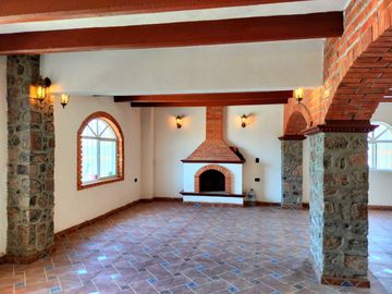 VENTA DE HERMOSA CASA EN OJO CALIENTE, CON HERMOSAS VISTAS A LA MONTAÑA.