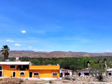 VENTA DE HERMOSA CASA EN OJO CALIENTE, CON HERMOSAS VISTAS A LA MONTAÑA.