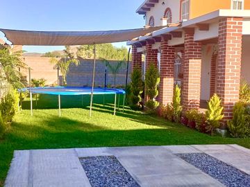 VENTA DE HERMOSA CASA EN OJO CALIENTE, CON HERMOSAS VISTAS A LA MONTAÑA.