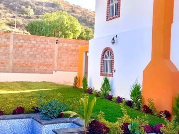 VENTA DE HERMOSA CASA EN OJO CALIENTE, CON HERMOSAS VISTAS A LA MONTAÑA.