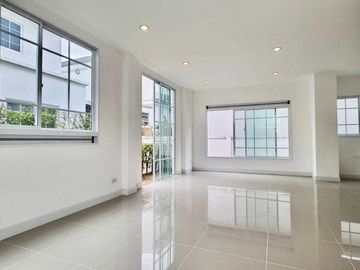 Single house for sale, 4 bedrooms, Chuan Chuen Village. Watcharaphon Ramindra, 50 sq m, 2 floors, near Thanommit Market