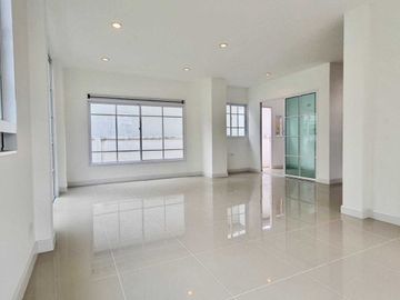 Single house for sale, 4 bedrooms, Chuan Chuen Village. Watcharaphon Ramindra, 50 sq m, 2 floors, near Thanommit Market