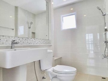 Single house for sale, 4 bedrooms, Chuan Chuen Village. Watcharaphon Ramindra, 50 sq m, 2 floors, near Thanommit Market