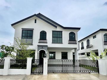 For sale: European-style single-family house outside the project, Khunkhong area, behind Kad Farang, prime location Near Hang Dong District