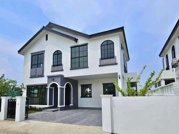 For sale: European-style single-family house outside the project, Khunkhong area, behind Kad Farang, prime location Near Hang Dong District