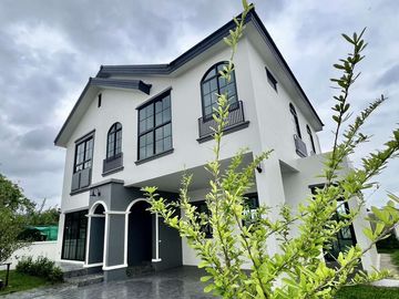 For sale: European-style single-family house outside the project, Khunkhong area, behind Kad Farang, prime location Near Hang Dong District