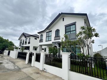 For sale: European-style single-family house outside the project, Khunkhong area, behind Kad Farang, prime location Near Hang Dong District