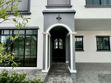 For sale: European-style single-family house outside the project, Khunkhong area, behind Kad Farang, prime location Near Hang Dong District
