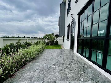 For sale: European-style single-family house outside the project, Khunkhong area, behind Kad Farang, prime location Near Hang Dong District