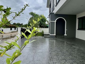 For sale: European-style single-family house outside the project, Khunkhong area, behind Kad Farang, prime location Near Hang Dong District