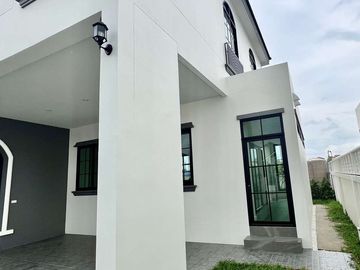 For sale: European-style single-family house outside the project, Khunkhong area, behind Kad Farang, prime location Near Hang Dong District