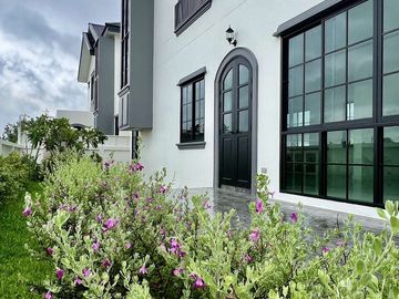 For sale: European-style single-family house outside the project, Khunkhong area, behind Kad Farang, prime location Near Hang Dong District