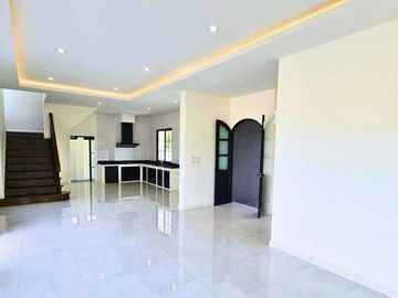 For sale: European-style single-family house outside the project, Khunkhong area, behind Kad Farang, prime location Near Hang Dong District