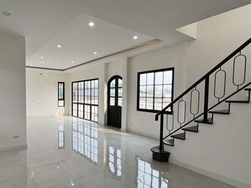 For sale: European-style single-family house outside the project, Khunkhong area, behind Kad Farang, prime location Near Hang Dong District