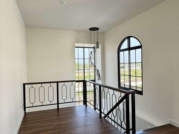 For sale: European-style single-family house outside the project, Khunkhong area, behind Kad Farang, prime location Near Hang Dong District