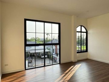 For sale: European-style single-family house outside the project, Khunkhong area, behind Kad Farang, prime location Near Hang Dong District