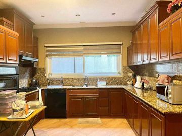 🏡 FOR SALE: Well-Maintained Classic Design House in Paranaque 🌟
