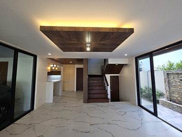 🏡 FOR SALE: New 3-Level House with 4-Car Garage and Community Perks in Paranaque City 🌟