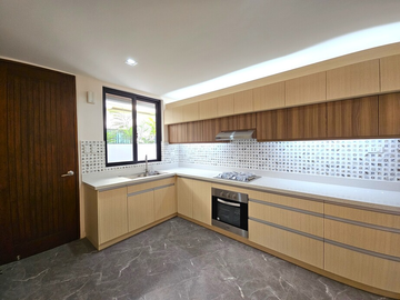 🏡 FOR SALE: New 3-Level House with 4-Car Garage and Community Perks in Paranaque City 🌟