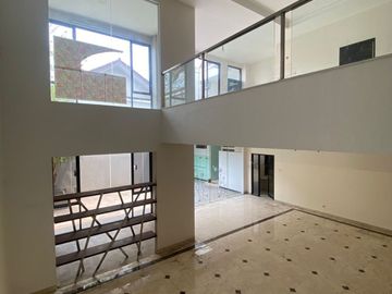 Dijual Rumah Besar 2 Lantai Pinggir Jalan Utama Bintaro Jaya