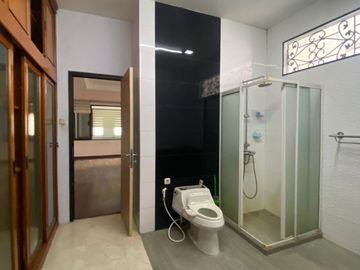 Dijual Rumah Besar 2 Lantai Pinggir Jalan Utama Bintaro Jaya