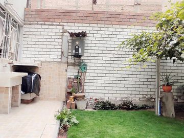 Venta De Casa De Dos Pisos Y Azotea En Los Olivos, Frente A Parque Del Niño