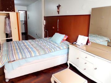 Venta De Casa De Dos Pisos Y Azotea En Los Olivos, Frente A Parque Del Niño