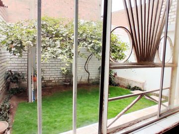 Venta De Casa De Dos Pisos Y Azotea En Los Olivos, Frente A Parque Del Niño
