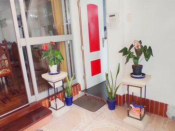Venta De Casa De Dos Pisos Y Azotea En Los Olivos, Frente A Parque Del Niño