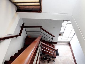 Venta De Casa De Dos Pisos Y Azotea En Los Olivos, Frente A Parque Del Niño