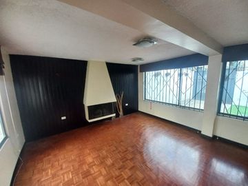 AMPLIA CASA A LA VENTA SECTOR EL BATAN ALTO, PARQUE METROPOLITANO.