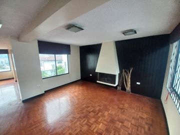 AMPLIA CASA A LA VENTA SECTOR EL BATAN ALTO, PARQUE METROPOLITANO.