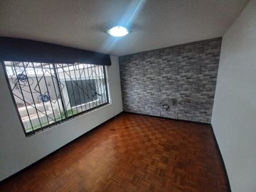AMPLIA CASA A LA VENTA SECTOR EL BATAN ALTO, PARQUE METROPOLITANO.