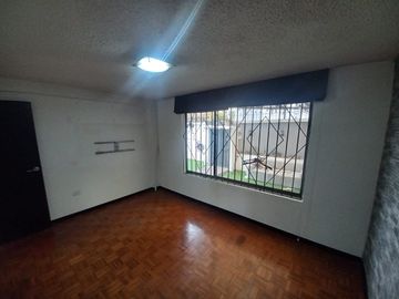 AMPLIA CASA A LA VENTA SECTOR EL BATAN ALTO, PARQUE METROPOLITANO.