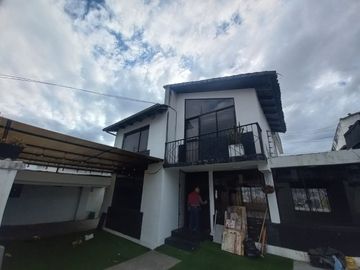 AMPLIA CASA A LA VENTA SECTOR EL BATAN ALTO, PARQUE METROPOLITANO.