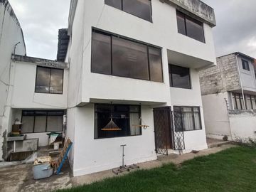AMPLIA CASA A LA VENTA SECTOR EL BATAN ALTO, PARQUE METROPOLITANO.