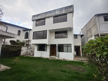 AMPLIA CASA A LA VENTA SECTOR EL BATAN ALTO, PARQUE METROPOLITANO.