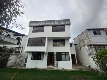 AMPLIA CASA A LA VENTA SECTOR EL BATAN ALTO, PARQUE METROPOLITANO.