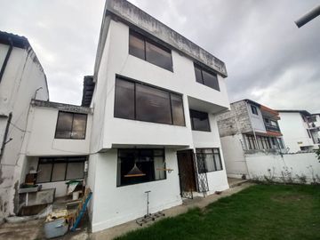 AMPLIA CASA A LA VENTA SECTOR EL BATAN ALTO, PARQUE METROPOLITANO.