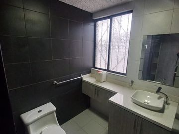 AMPLIA CASA A LA VENTA SECTOR EL BATAN ALTO, PARQUE METROPOLITANO.